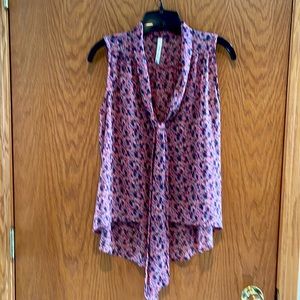 Women’s Paper Crane Sleeveless V-Neck Hi Low Blouse with Tie Neck Sz S